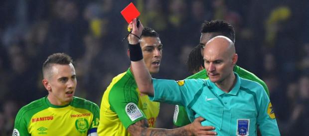 Nantes-PSG: l'arbitre Tony Chapron tacle Diego Carlos et l'expulse ! - francetvinfo.fr Nantes-PSG: l'arbitre Tony Chapron tacle Diego Carlos et l'expulse ! - francetvinfo.fr
