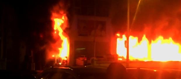 Quando os bombeiros chegaram ao local já o edifício estava tomado pelas chamas Quando os bombeiros chegaram ao local já o edifício estava tomado pelas chamas