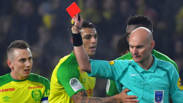 Nantes-PSG: l'arbitre Tony Chapron tacle Diego Carlos et l'expulse ! - francetvinfo.fr