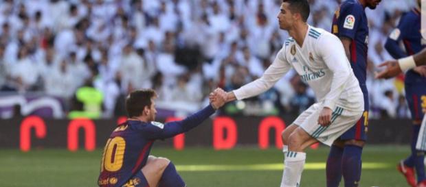 Cristiano Ronaldo ayuda a Leo Messi en un lance del partido Cristiano Ronaldo ayuda a Leo Messi en un lance del partido