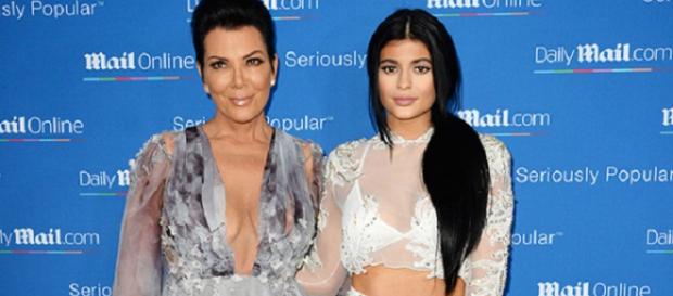 Kris Jenner com a filha caçula, Kylie. Kris Jenner com a filha caçula, Kylie.