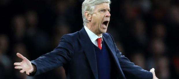 Wenger agredió verbalmente a un árbitro en los vestuarios. Wenger agredió verbalmente a un árbitro en los vestuarios.