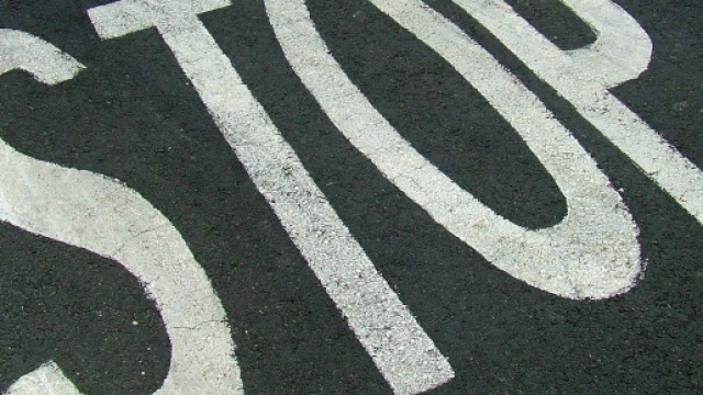 Il segnale dello stop sul manto stradale