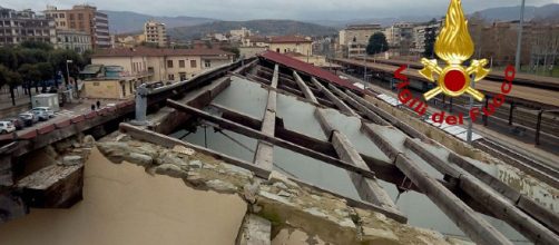 Il vento scoperchia il tetto, disagi alla stazione | Attualità Arezzo - toscanamedianews.it