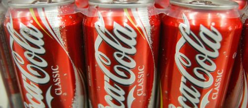 Insetto nella Coca-Cola: ragazza la beve e finisce in ospedale
