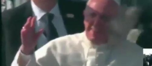 Papa Francesco colpito alla testa da un giornale durante il viaggio in Cile