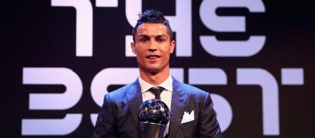 CR7 recibiendo el premio The Best, al mejor jugador del año CR7 recibiendo el premio The Best, al mejor jugador del año