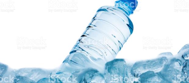 El congelamiento instantáneo de una botella de agua mineral. El congelamiento instantáneo de una botella de agua mineral.