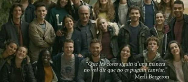 Foto de Merlí con sus alumnos y una de sus lúcidas frases filosóficas, que aparecía en los títulos de crédito del último capítulo. Foto de Merlí con sus alumnos y una de sus lúcidas frases filosóficas, que aparecía en los títulos de crédito del último capítulo.