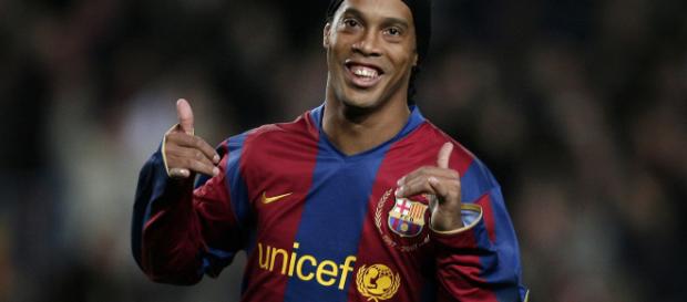 Ronaldinho la gloria de la Copa del Mundo y la magia de Bernabéu. Ronaldinho la gloria de la Copa del Mundo y la magia de Bernabéu.