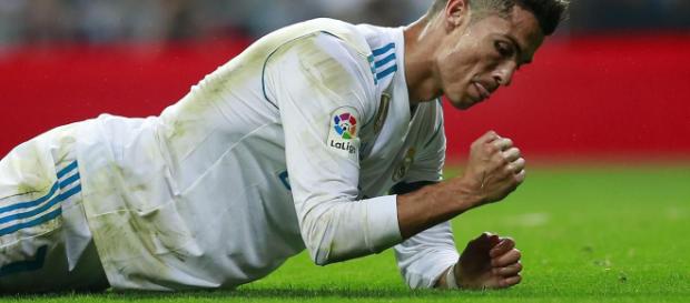 Zinade dice que el delantero debe concentrarse en el terreno de juego. Zinade dice que el delantero debe concentrarse en el terreno de juego.