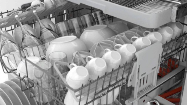 Una lavastoviglie con bicchieri e piatti