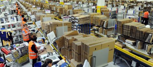 An Amazon warehouse. (Image via Scott Lewis/Flickr.)