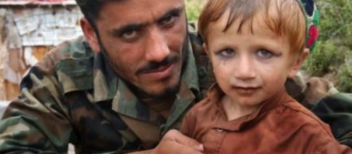 Un bambino afghano truccato da donna
