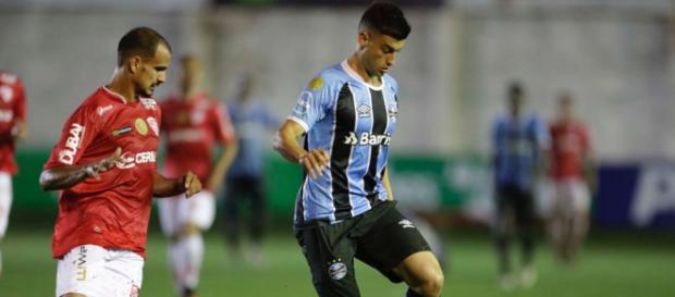 A disputa de bola entre os jogadores de São Luis e Grêmio A disputa de bola entre os jogadores de São Luis e Grêmio