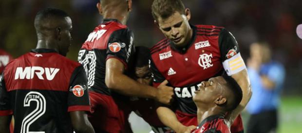 Lucas Silva, ajoelhado, comemora o primeiro gol do Flamengo Lucas Silva, ajoelhado, comemora o primeiro gol do Flamengo
