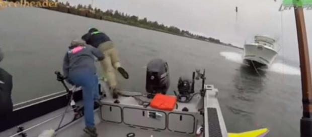Momente dramatice, trei pescari sar în apă pentru a supraviețui - Foto: Captură YouTube Momente dramatice, trei pescari sar în apă pentru a supraviețui - Foto: Captură YouTube