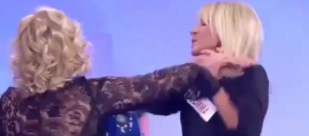 Rissa tv tra Gemma e Tina cipollari Rissa tv tra Gemma e Tina cipollari