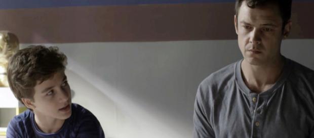 Tomaz briga com Gael. (Foto: Divulgação TV Globo) Tomaz briga com Gael. (Foto: Divulgação TV Globo)