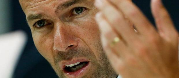 Zidane: un exfutbolista y entrenador francés de ascendencia argelina. Desde el 4 de enero de 2016, dirige al Real Madrid Zidane: un exfutbolista y entrenador francés de ascendencia argelina. Desde el 4 de enero de 2016, dirige al Real Madrid
