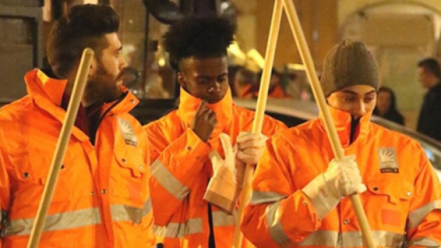 I ragazzi di Amici 17 impegnati durante le pulizie delle strade di Roma.