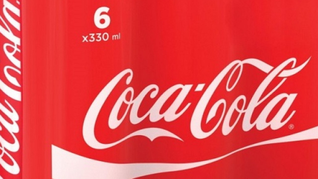 Trova un verme nella Coca Cola e finisce in ospedale