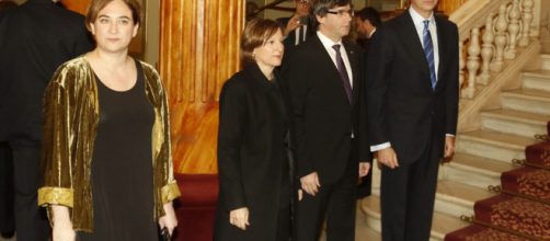 Ada Colau, Carles Puigdemont y el Rey Felipe VI en el Mobile World