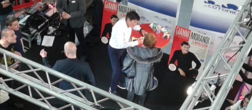 Gianni Morandi impegnato nel firmacopie a Salerno