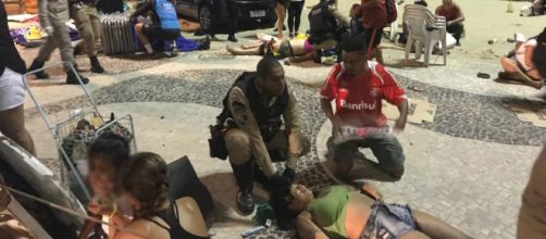 I primi soccorsi ai turisti feriti sulla spiaggia di Copacabana