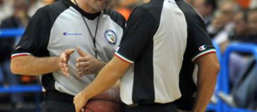 Un arbitro di basket si è sfogato sui social contro le offese dei tifosi