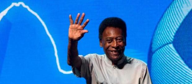 Em sua última aparição pública, Pelé, o rei do futebol, acena para o público Em sua última aparição pública, Pelé, o rei do futebol, acena para o público