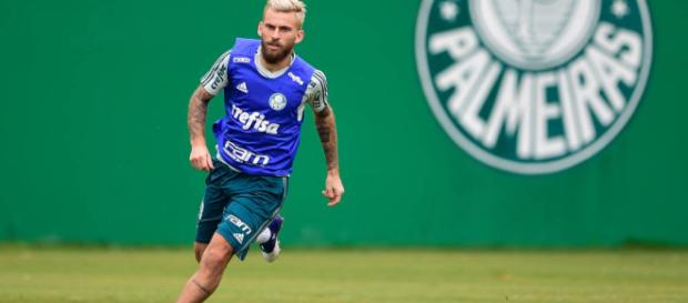 Meio-campista Lucas Lima em treinamento Meio-campista Lucas Lima em treinamento