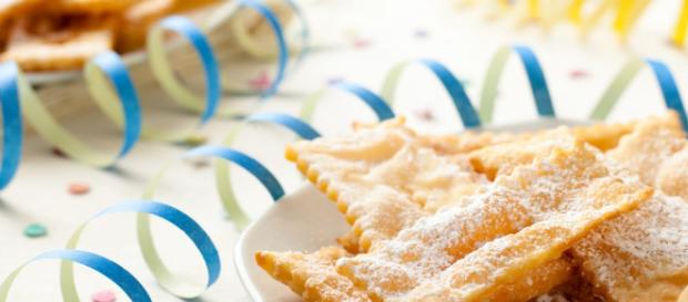 Servire con zucchero a velo a volontà, le chiacchiere di carnevale Servire con zucchero a velo a volontà, le chiacchiere di carnevale