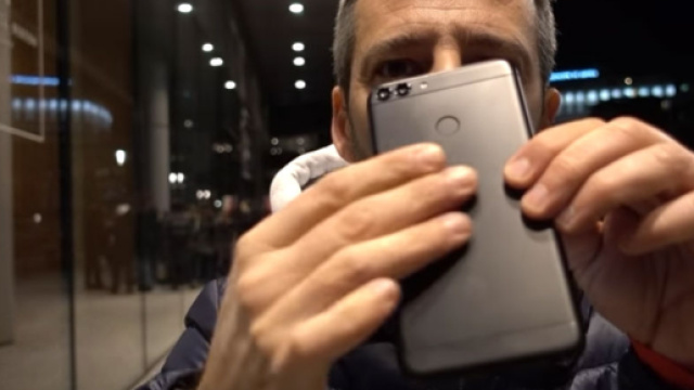 Il Huawei P Smart in mano ad Andrea Galeazzi