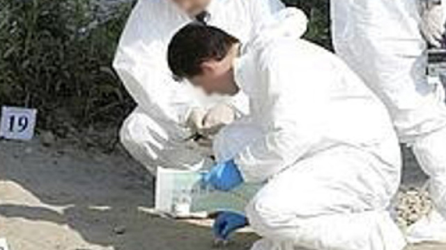Scientifica esegue rilievi sul luogo del ritrovamento del cadavere