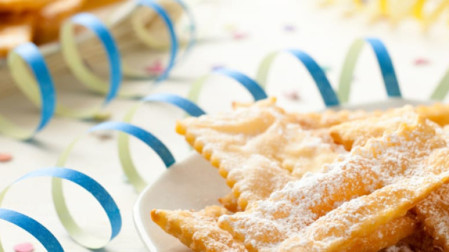 Servire con zucchero a velo a volont&agrave;, le chiacchiere di carnevale
