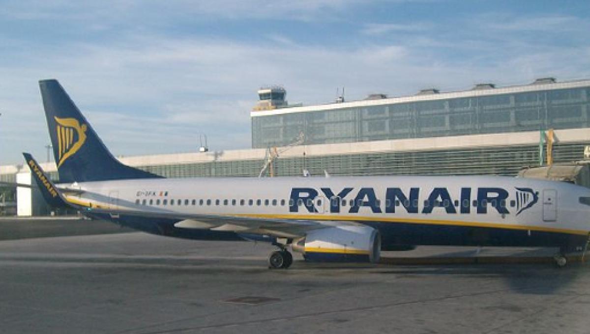 Watch As Ryanair Passenger Leaves Plane In Spain Via Emergency Exit