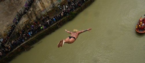 Roma, tuffo di Capodanno di Mister Ok nel fiume Tevere. Foto: Facebook