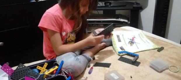 Niña de 6 años armando su propio robot Niña de 6 años armando su propio robot