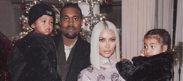 Saint West no colo do pai, Kanye. Saint West no colo do pai, Kanye.