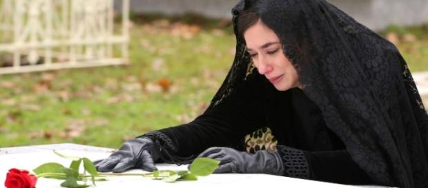 Una Vita, Teresa vede il fantasma di Mauro... o è lui? Una Vita, Teresa vede il fantasma di Mauro... o è lui?