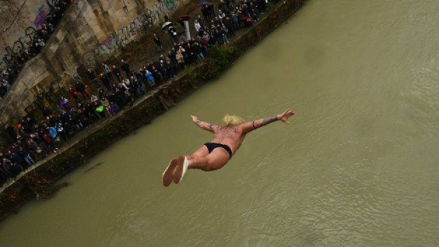 Roma, tuffo di Capodanno di Mister Ok nel fiume Tevere. Foto: Facebook
