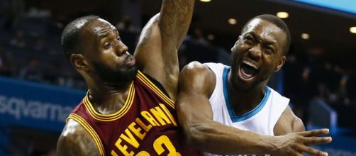 Da sx verso dx: Lebron James (Cleveland), Kemba Walker (Charlotte)