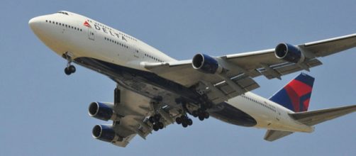 Delta 747-400 on final approach (Image credit – AF1621, Wikimedia Commons)