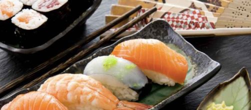 Mangia sushi e pesce crudo per mesi: la strana scoperta nell'intestino del californiano