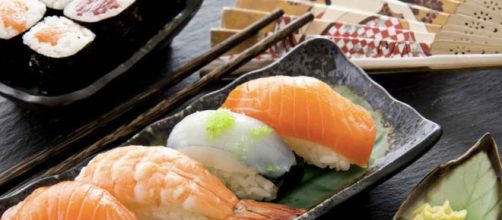 Mangia sushi e salmone tutti i giorni: ecco cosi gli trovano nell'intestino del malcapitato