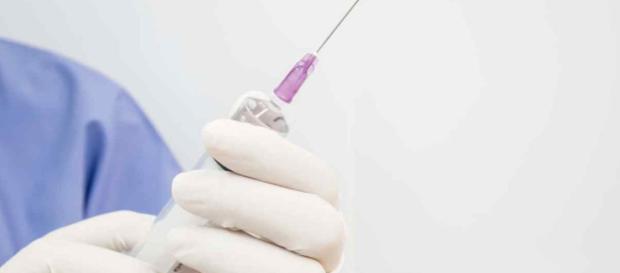 Es cierto que una burbuja de aire inyectada con una jeringa hipodérmica podría matar a una persona? Es cierto que una burbuja de aire inyectada con una jeringa hipodérmica podría matar a una persona?