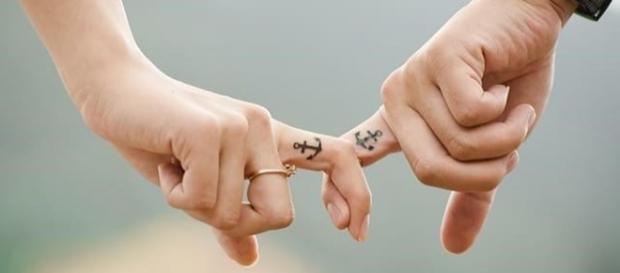O psicólogo jura ter encontrado a fórmula do amor e que consegue fazer duas pessoas se apaixonarem de verdade. O psicólogo jura ter encontrado a fórmula do amor e que consegue fazer duas pessoas se apaixonarem de verdade.