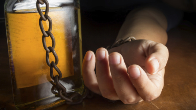 L’alcol è usato per ridurre la consapevolezza di sentimenti dolorosi.