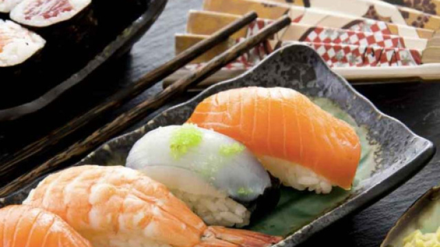 Mangia sushi e pesce crudo per mesi: la strana scoperta nell'intestino del californiano